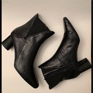 Donald J Pliner Black Croc Embossed Bootie sz 10M